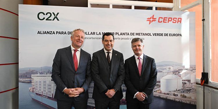 De izda a dcha: Maarten Wetselaar, CEO de Cepsa; Juan Manuel Moreno Bonilla, presidente de la Junta de Andalucía; Brian Davis, CEO de C2X.
