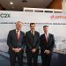 De izda a dcha: Maarten Wetselaar, CEO de Cepsa; Juan Manuel Moreno Bonilla, presidente de la Junta de Andalucía; Brian Davis, CEO de C2X.