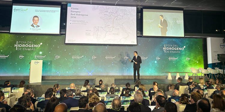 Arturo Gonzalo, consejero delegado de Enagás, presentando los resultados de la Call for Interest durante el II Día del Hidrógeno de Enagás.