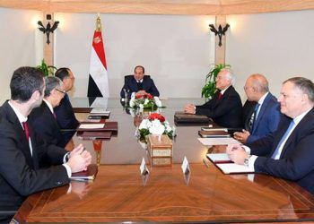El presidente Abdel Fattah El-Sisi con el presidente del grupo griego Copelouzos, Dimitrios Copelouzos, en presencia del primer ministro, Dr. Mostafa Madbouly, el ministro de Electricidad y Energía Renovable, Dr. Mohamed Shaker, y varios altos ejecutivos de la empresa