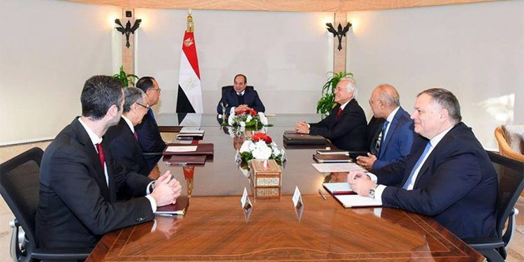 El presidente Abdel Fattah El-Sisi con el presidente del grupo griego Copelouzos, Dimitrios Copelouzos, en presencia del primer ministro, Dr. Mostafa Madbouly, el ministro de Electricidad y Energía Renovable, Dr. Mohamed Shaker, y varios altos ejecutivos de la empresa