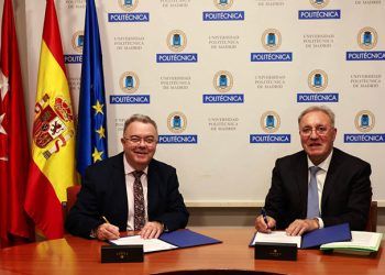 El rector de la UPM, Guillermo Cisneros, y el presidente de AEGE, José Antonio Jainaga, durante la firma del acuerdo.