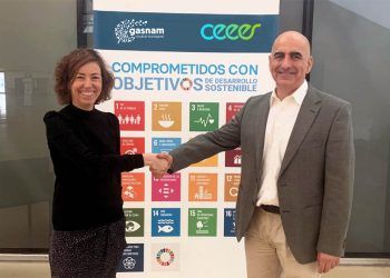 Silvia Sanjoaquín, presidenta de Gasnam-Neutral Transport, y Zoilo Ríos, responsable de Nuevas Energías de la Confederación Española de Empresarios de Estaciones de Servicio (CEEES).