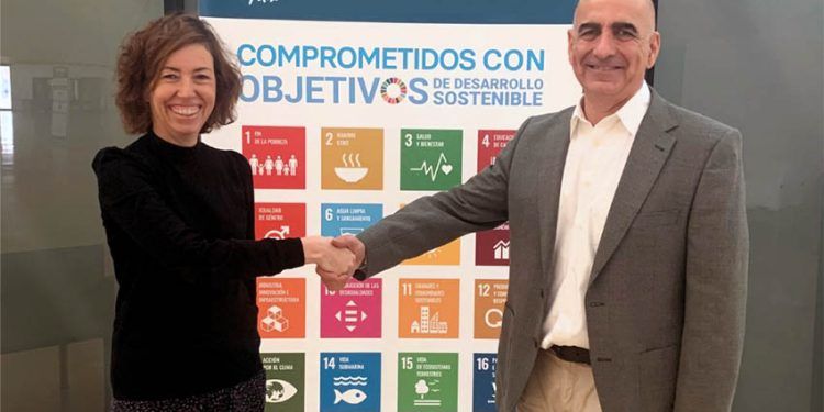 Silvia Sanjoaquín, presidenta de Gasnam-Neutral Transport, y Zoilo Ríos, responsable de Nuevas Energías de la Confederación Española de Empresarios de Estaciones de Servicio (CEEES).
