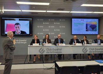 Mesa redonda durante la presentación del informe de la AIE. En la imagen, los representantes de Aelec, Appa Renovables, BBVA, Cuatrecasas, Nera Consulting y Redeia. Asimismo, Arcadio Gutiérrez, de Enerclub.