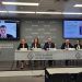 Mesa redonda durante la presentación del informe de la AIE. En la imagen, los representantes de Aelec, Appa Renovables, BBVA, Cuatrecasas, Nera Consulting y Redeia. Asimismo, Arcadio Gutiérrez, de Enerclub.
