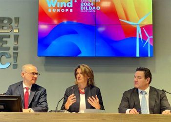 Juan Diego Díaz, presidente de la Asociación Empresarial Eólica, Teresa Ribera, ministra para la Transición Ecológica y Giles Dickson, CEO de WindEurope, en el acto de firma de Wind Charter.