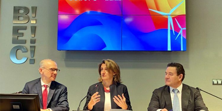 Juan Diego Díaz, presidente de la Asociación Empresarial Eólica, Teresa Ribera, ministra para la Transición Ecológica y Giles Dickson, CEO de WindEurope, en el acto de firma de Wind Charter.