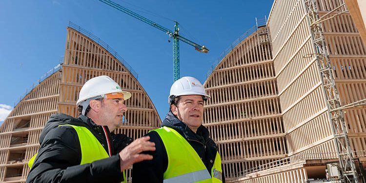 Alfonso Fernández Mañueco, presidente de la Junta de Castilla y León y Miguel Ángel Calleja, presidente y consejero delegado de Solarig, en el Parque Empresarial del Medio Ambiente de Garray (Soria).
