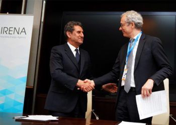 Marco Arcelli, director ejecutivo de ACWA Power, y Francesco La Camera, director general de IRENA, durante la firma del acuerdo.