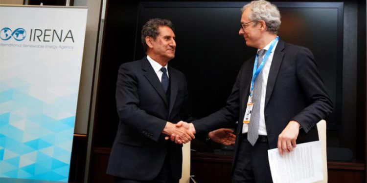 Marco Arcelli, director ejecutivo de ACWA Power, y Francesco La Camera, director general de IRENA, durante la firma del acuerdo.