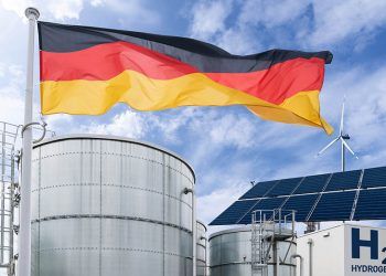 German flag on a background of green hydrogen factory. Concept. Imagen: DepositPhotos.