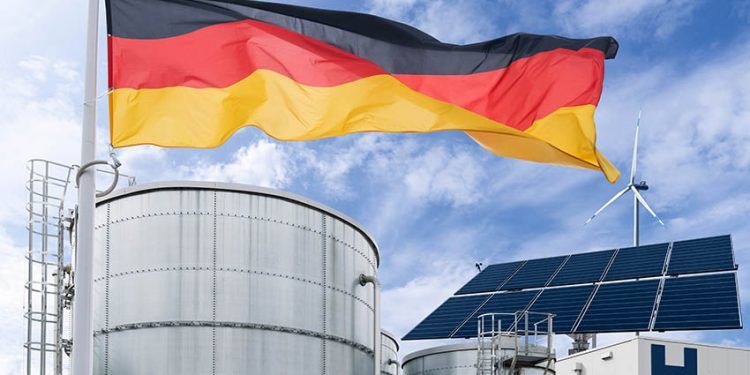 German flag on a background of green hydrogen factory. Concept. Imagen: DepositPhotos.