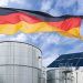 German flag on a background of green hydrogen factory. Concept. Imagen: DepositPhotos.