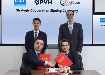 Firma del acuerdo: Martin Liu, director del Departamento de Inversiones en el Extranjero de CHINT, Carlos López, CRO de PVH, Lu Chuan, presidente de CHINT New Energy, e Iván Higueras, CEO del Grupo Gransolar.