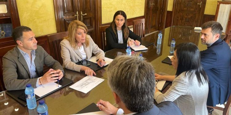 Reunión del Ayuntamiento de Huelva con Trina Solar y Arbro.