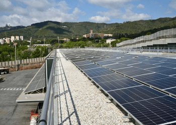 Barcelona estrena su primera cochera de autobús con placas fotovoltaicas