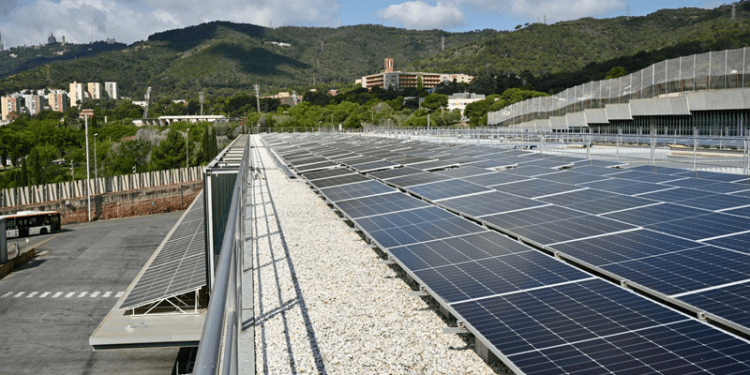 Barcelona estrena su primera cochera de autobús con placas fotovoltaicas