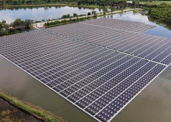 Instalación de placas solares flotantes. Imagen: MITECO.