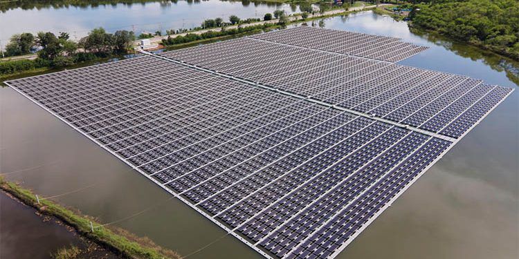 Instalación de placas solares flotantes. Imagen: MITECO.