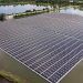 Instalación de placas solares flotantes. Imagen: MITECO.