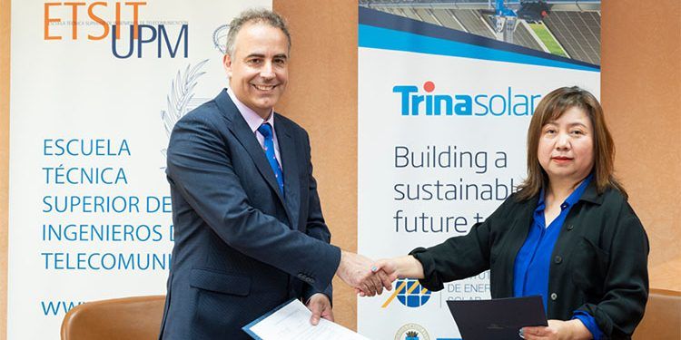 Helena Li, presidenta ejecutiva de Trina Solar, e Ignacio Antón Hernández, director del IES-UPM.