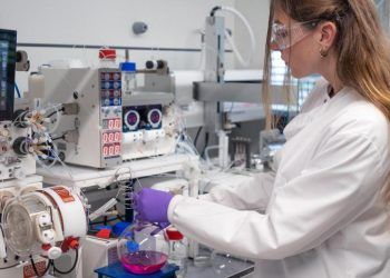 dispositivo híbrido para generar electricidad y almacenar energía térmica