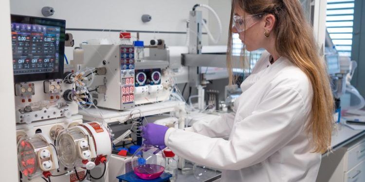 dispositivo híbrido para generar electricidad y almacenar energía térmica