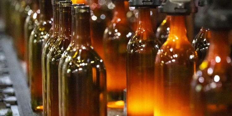 Un proyecto de economía circular permite fabricar botellas de vídrio con cenizas de biomasa
