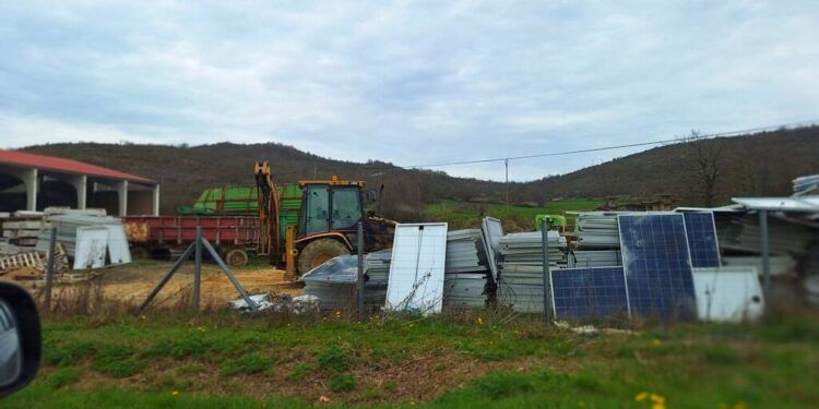 Vertedero incontrolado de placas solares en la Montaña Palentina
