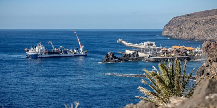 Red Eléctrica comienza el tendido del cable submarino que unirá Tenerife y La Gomera