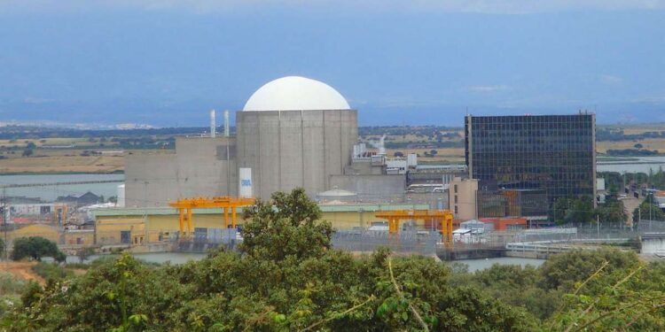 Las eléctricas reclaman a la CNMC mantener operativa la central nuclear de Almaraz ante los riesgos de apagones