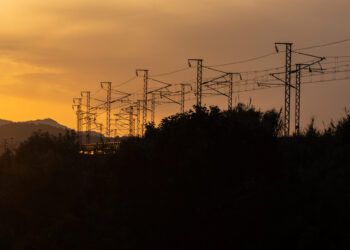 Control de tensión eléctrica en España: un problema estructural que pone en riesgo el sistema eléctrico