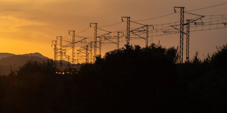 Control de tensión eléctrica en España: un problema estructural que pone en riesgo el sistema eléctrico