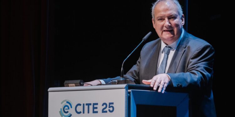 El ministro Hereu destaca a Navarra como referente nacional y europeo en energías renovables