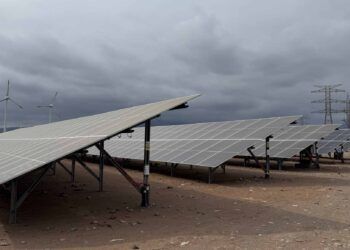 Así es la primera planta fotovoltaica hibridada con baterías de litio en España