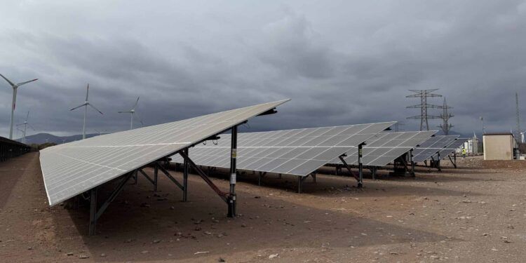 Así es la primera planta fotovoltaica hibridada con baterías de litio en España