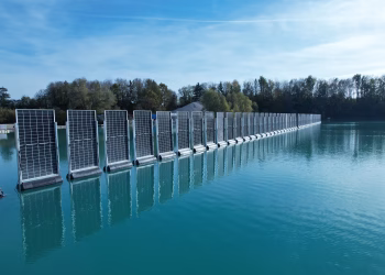 Alemania convierte una mina de carbón en una gran planta solar flotante: 12.300 paneles sobre el agua