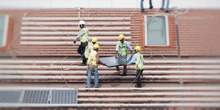 Autoconsumo colectivo sin límites: el MITECO facilita las instalaciones en comunidades de vecinos