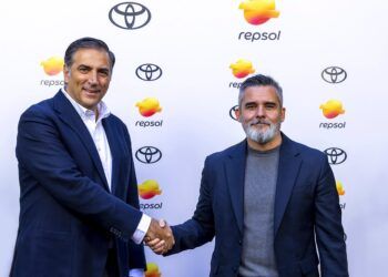 Toyota España y Repsol firman un acuerdo que combina energía renovable, puntos de recarga y soluciones sostenibles para clientes, concesionarios y empleados