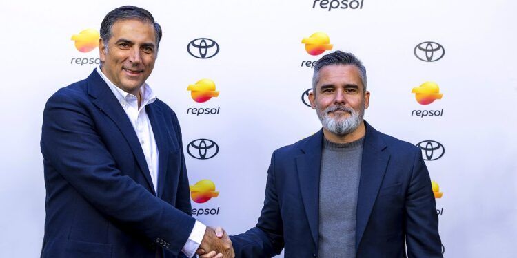 Toyota España y Repsol firman un acuerdo que combina energía renovable, puntos de recarga y soluciones sostenibles para clientes, concesionarios y empleados