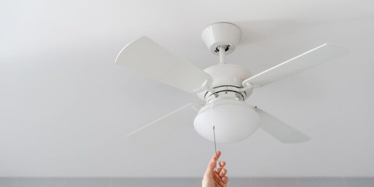 Ahorro en calefacción: el truco del ventilador de techo que no sabías