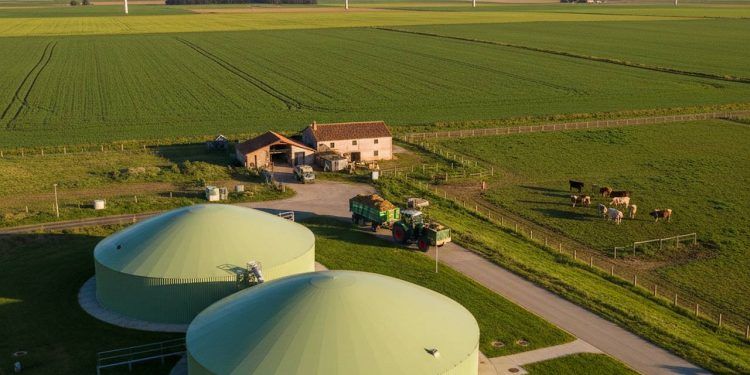 El biometano permite que España genere combustible propio usando residuos de granjas en instalaciones de cercanía.