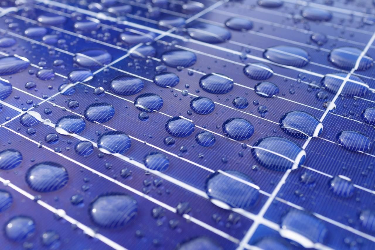 La creación de este panel solar de lluvia permite que los sensores y aparatos pequeños tengan energía tanto en días despejados como bajo tormentas intensas.
