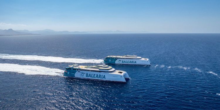 La estrategia de Baleària permite reducir toneladas de gases de efecto invernadero en sus barcos mediante motores que aceptan distintas fuentes de energía.