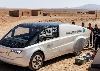 Gracias a la ambulancia solar, los equipos médicos pueden utilizar aparatos quirúrgicos y de reanimación en pleno desierto o tras una catástrofe.