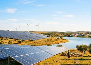 La factura de la luz se mantendrá en niveles mínimos históricos en España gracias a la gran producción de energías limpias, pese al cierra de Ormuz