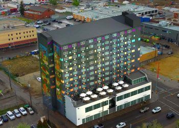 El mural solar demuestra que un edificio puede generar energía sin renunciar a su imagen urbana.