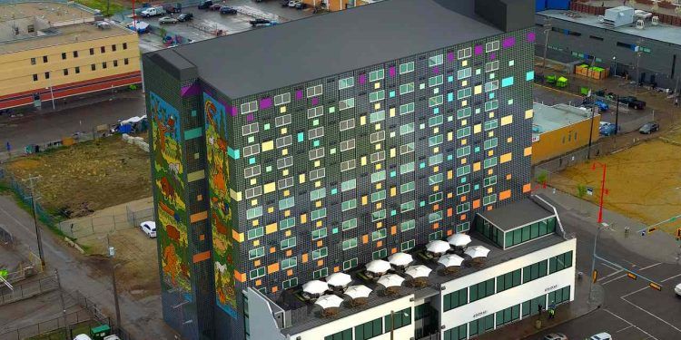 El mural solar demuestra que un edificio puede generar energía sin renunciar a su imagen urbana.