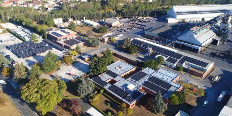 El nuevo proyecto de autoconsumo solar en Navarra permite que, gracias a ACCIONA, la factoría de grafito reduzca su huella ambiental sin necesidad de invertir capital propio inicialmente.